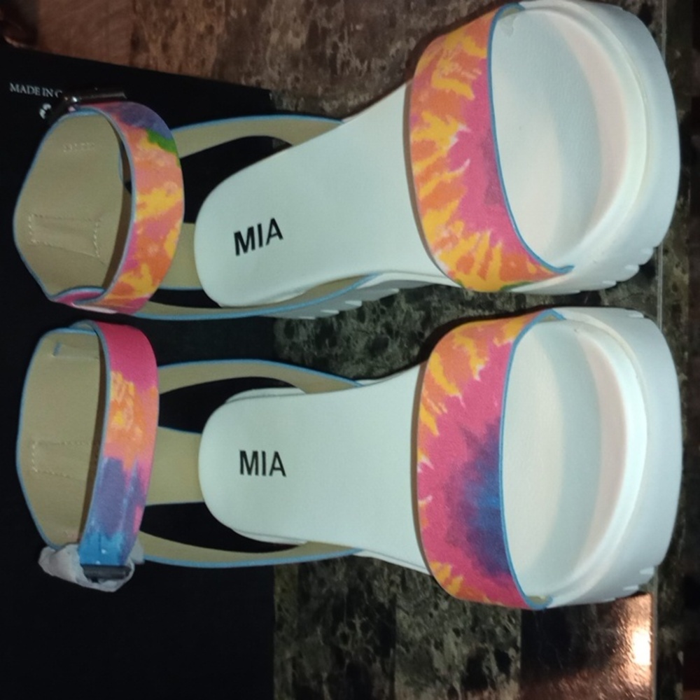 Mia sandals